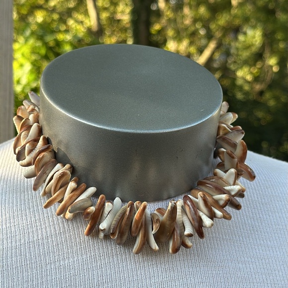 Vintage Signed Designer "Les Bernard Inc" Brown Shell Necklace - Picture 3 of 9